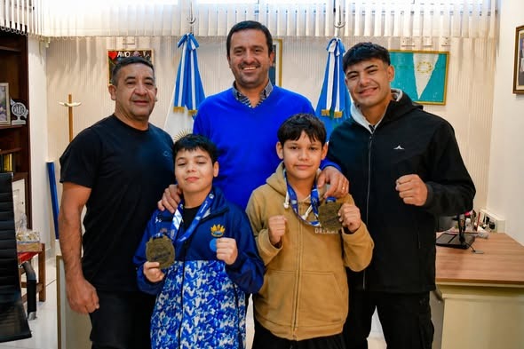 El vicegobernador Eber Solís recibió a jóvenes campeones de artes marciales tras logros internacionales