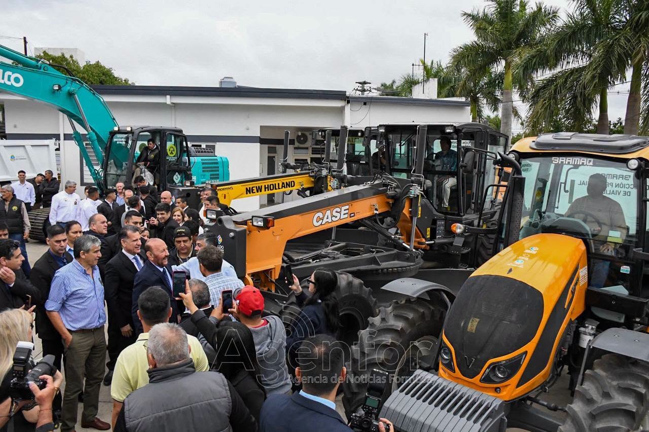 Insfrán acompañó a los trabajadores viales en su día y encabezó la entrega de nuevos equipamientos