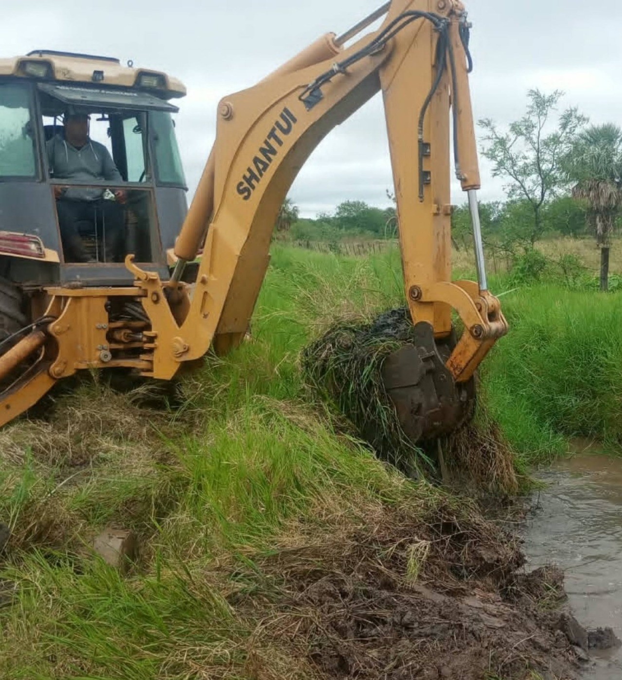MISIÓN TACAAGLÉ: EL EQUIPO VIAL MUNICIPAL REALIZA TRABAJOS DE MANTENIMIENTO DE DESAGÜES PLUVIALES