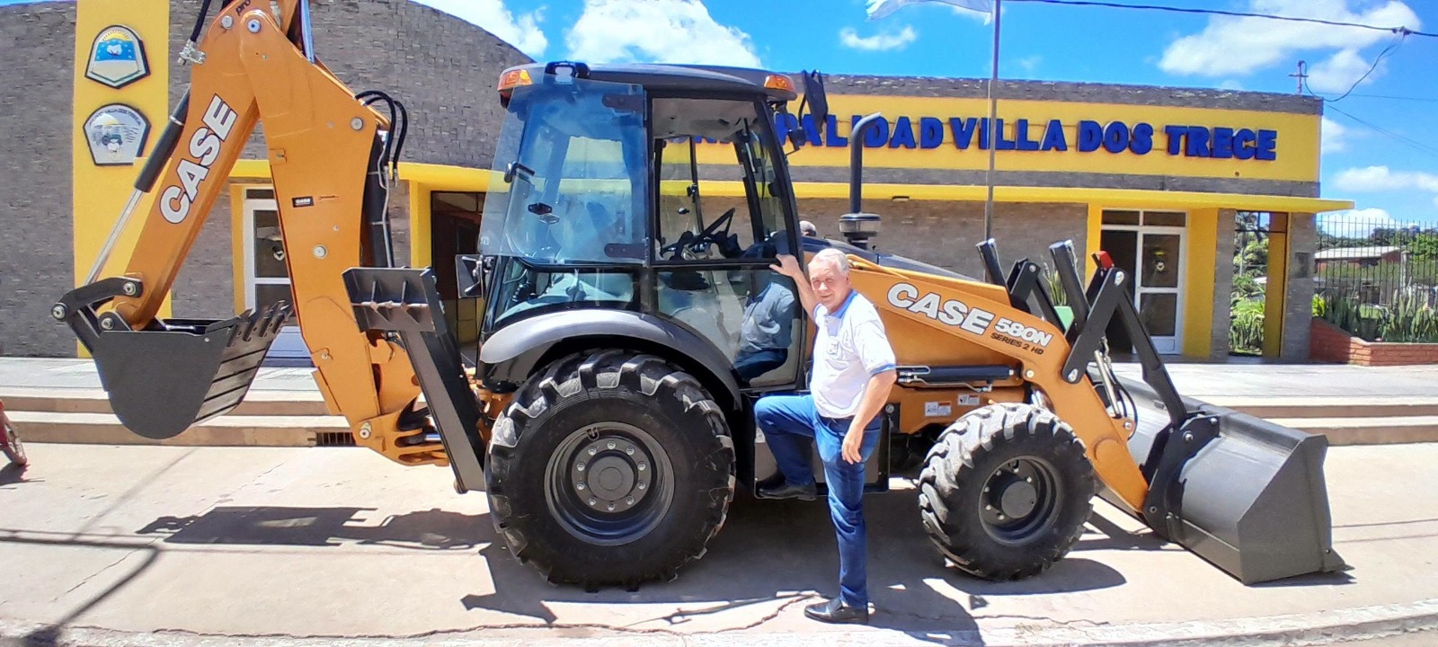VILLA DOS TRECE: LA GESTIÓN DE LORENZO GUSTAVO SCHMIDT FORTALECE EL PARQUE AUTOMOTOR MUNICIPAL CON UNA IMPORTANTE MAQUINARIA
