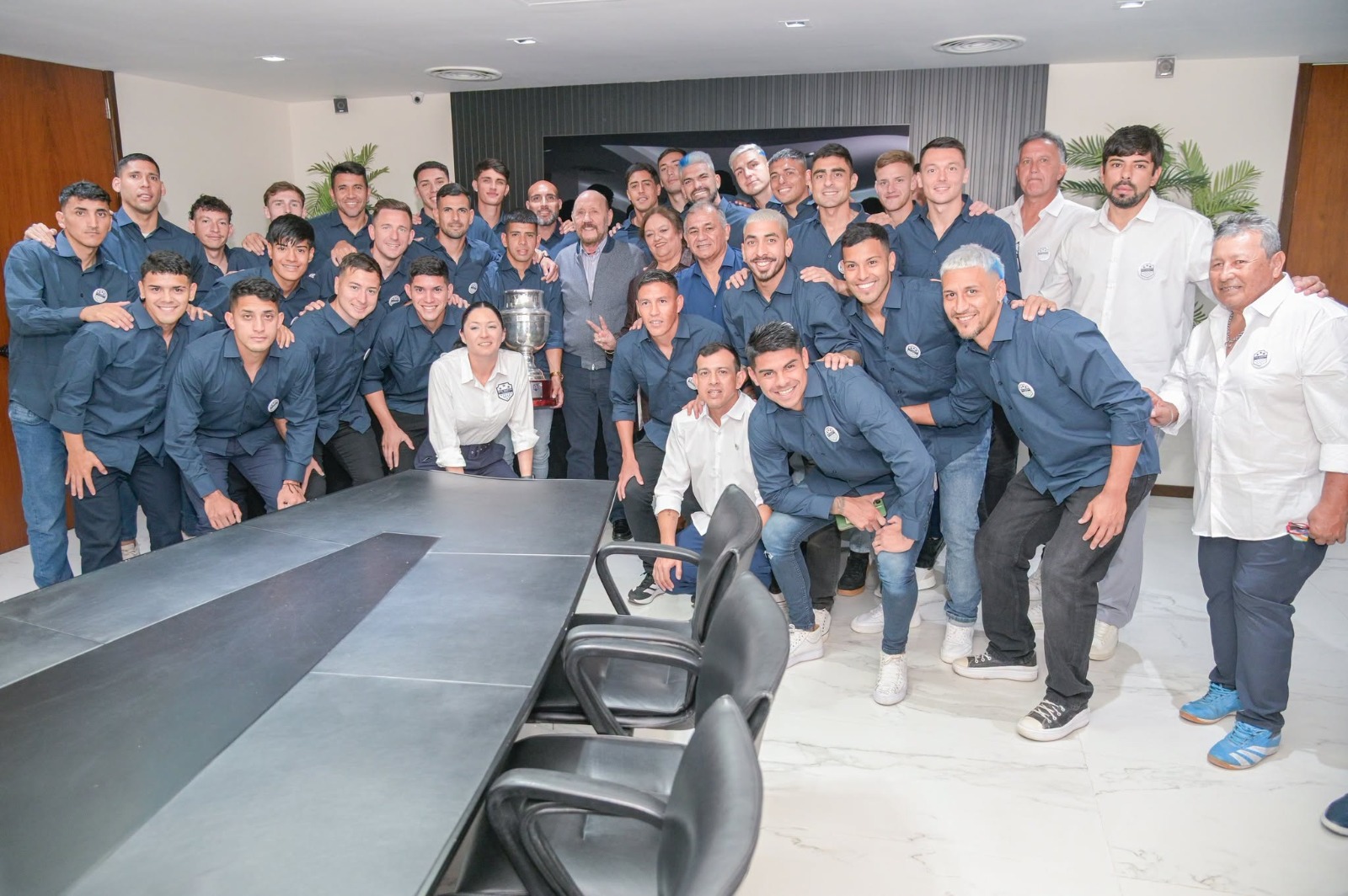 GILDO INSFRÁN RECIBIÓ Y FELICITÓ AL CLUB SAN MARTÍN POR SU HISTÓRICO ASCENSO A LA PRIMERA NACIONAL